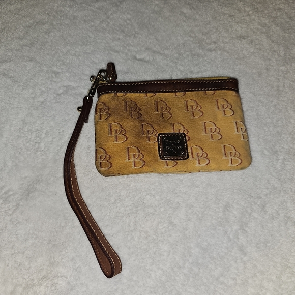 Small Dooney & Bourke Wristlet. - Picture 1 of 5